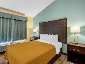 Econo Lodge Inn & Suites
