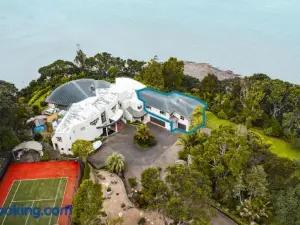 Beachside Luxury - Laingholm Holiday Apartment