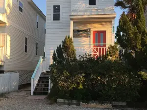 Beach Front Sleeps 10 Walking distance to everything