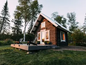 Lake Superior Views w/ Sauna - Near GM + Dog Friendly. 1min Walk to Beach.