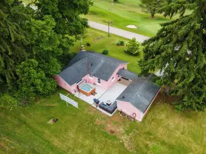 Corky's - Sleeps 8/Hot Tub/Golf Views in the Heart of Mohican State Park!