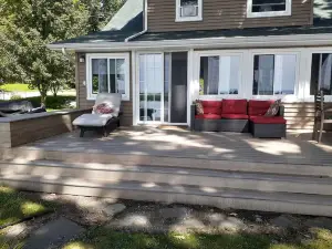 Lakefront sleeps 4-6. MSU events, weddings, golf, close to East Lansing. FISH!