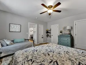 Comfy Cottage Walking Steps From Shopping/Dining/Taproom/Spa