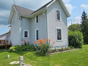 Relaxing Spacious Farmhouse with Fire-Pit and Family Friendly Amenities