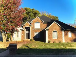 Cozy Copper Oaks !! Lake Views !! 7Bed 3.5 Bath with Full Basement