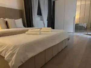 Dream - Large Apartament with FreeParking in a QuietArea Just 10 Minutes Away from City Center