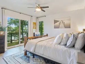 Firepit, Kayaks, Lake Views, Child-Friendly Amenities - Charming Cozy Retreat