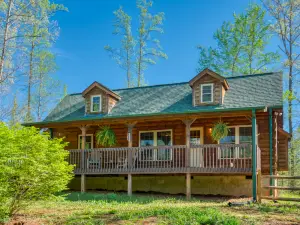 Charming Log Cabin with Fire Pit and Community Amenities - Cozy Retreat