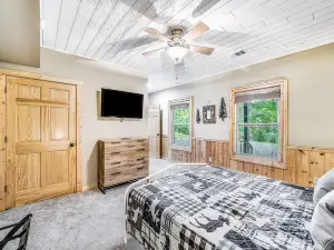 Coosawattee Cabin - pool, gym & tennis - fireplace, fire pit & central AC