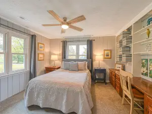 Leisurely lake house with hot tub, waterfront deck, swimming cove & firepit