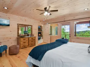 Luxury Mtn Retreat! 3 miles to Downtown w/Hot tub!