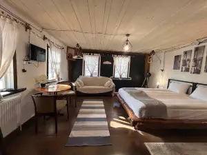 ฮนาเมนี โบวัดซอร์ ลอดจ์