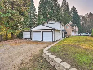 Farmhouse w/ Private Hot Tub < 1 Mile to Birch Bay