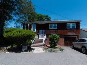 Cheerful & Beautiful 3-Bedroom Ranch