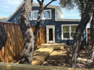 Pelican Loft - LakeFront Marina Property! 2 Bedroom, Kitchen, 1 Bath