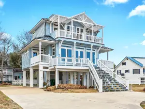 Beautiful Modern Vacation Rental with Blissful Bay Views for a Relaxing Escape in League City, Texas