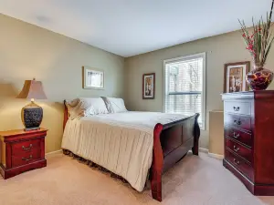 Pool Table & Patio: Cozy Lawrenceville Apt