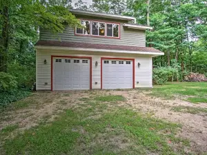 Harbert Cottage+Studio W/Porch Half Mile to Beach!