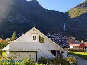 Bright and Cozy Apartment 1.5km from City Centre