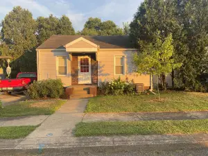 Charming 1-bdrm pet friendly home in New Philadelphia  with AC and fenced yard