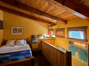 Pristine Custom Cottage, Grand Piano, Massage Studio on Site