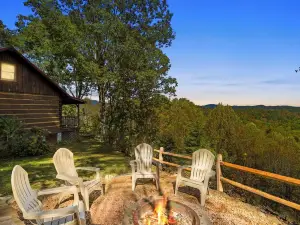 Secluded log cabin w/ hot tub and wood burning fireplace near West Jefferson