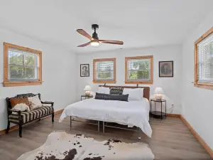 Inviting Haven - WiFi, Hot Tub, Pool Table, Serene Yard