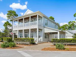 Private Cocktail Pool and Outdoor Lounge - Stunning Designer Escape