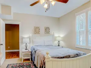 Inviting lakefront home with dock, WiFi  & central A/C