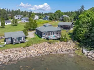 3Br Oceanfront Spacious Cottage + Dock [Driftwood]