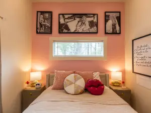 Dolly Parton-Themed Tiny Home Retreat - Charming Whimsical Escape