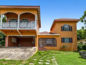 YanceyLargo- 4Br Villa Jacuzzi & Mountain Views by RedAwning