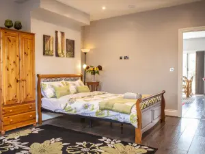 Cyrus house 1 Apartment