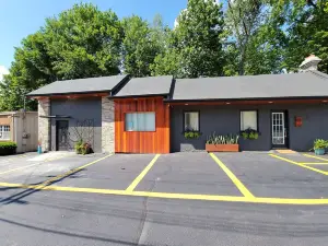 Posh Studio Flat, Smart enabled, WVU Tech District, ADA Compliant, 15% Military