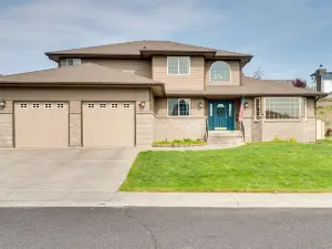 Moses Lake Vacation Rental w/ Hot Tub & Game Room