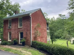 The Tannery!  Private Dipping Pool In The Warm Springs Stream!  Pet Friendly!