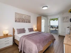 アパートメンツ アンド ルーム ローラ