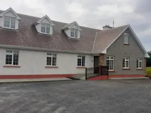 Spacious 6 Bed House 10 Minutes from Knock Airport