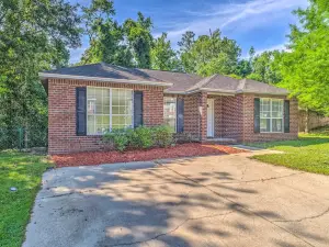 Home 10 Mi to Downtown Pensacola: Pets Welcome!