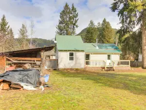 Clark Fork Vacation Home w/ Wood Stove Near Lake!
