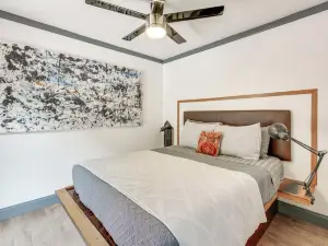 Modern, Dog-Friendly Getaway on Cane River!