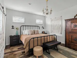 Kingsby Cottage - 1BR & Mountain Views