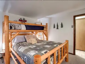 Snowater Condo 06 with Great Resort Amenities