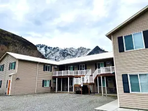 Downtown Riggins Condo just steps to the Seven Devils Saloon!