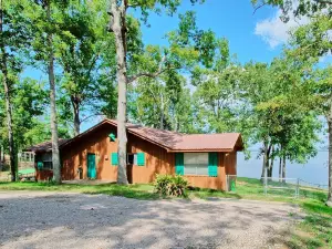 Lakefront, pet friendly, cabin with spectacular views on South Toledo Bend.