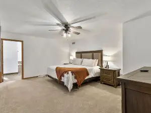 Cozy Lakefront Retreat 20 Minutes from Cascade Mountain Ski Resort