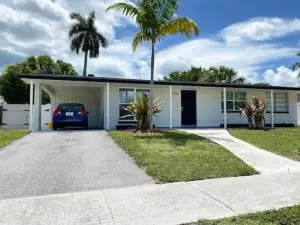 HILLMAN RETREAT.★★★★★ 3. NEAR BEACHES / PGA / DOWNTOWN / ROGER DEAN/HOT TUB