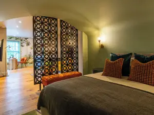 Commandery Vaults - Luxury Apartment in City Centre with Sky TV