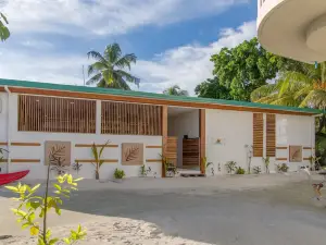 Dhiffushi White Sand Beach