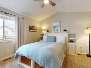 Stylish, dog-friendly retreat with grill & washer/dryer - near skiing & hiking